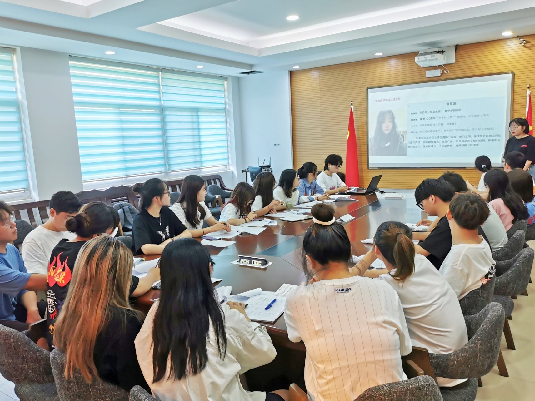 三十一位候选人在303教室候场,并根据面试顺序轮流进入212会议室进行